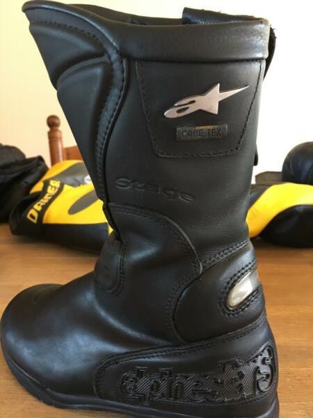 Motorbike leathers, boots and gloves