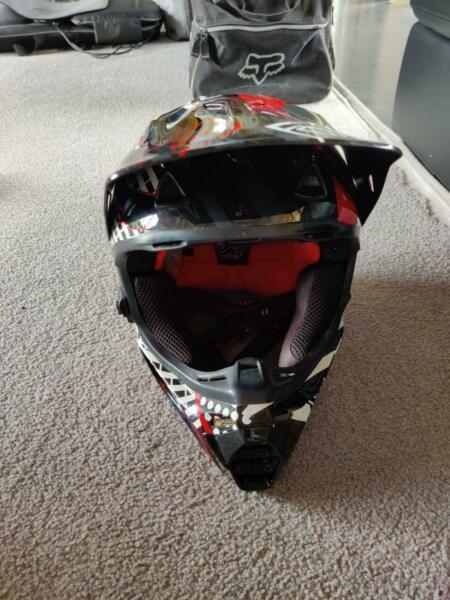 Fox V3 pilot motocross helmet