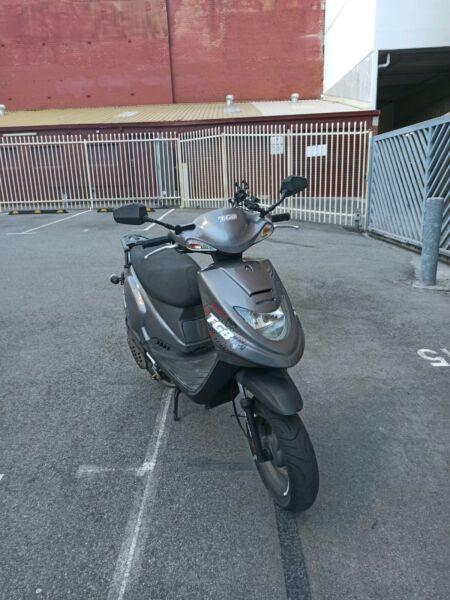 Scooter 50 cc (low kms) Uber pack