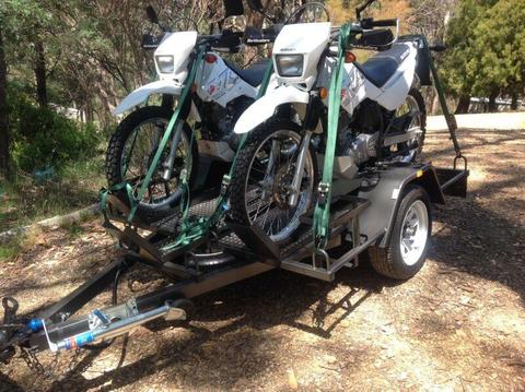 TWO SUZUKI DR200S MOTORBIKES AND TRAILER PACKAGE