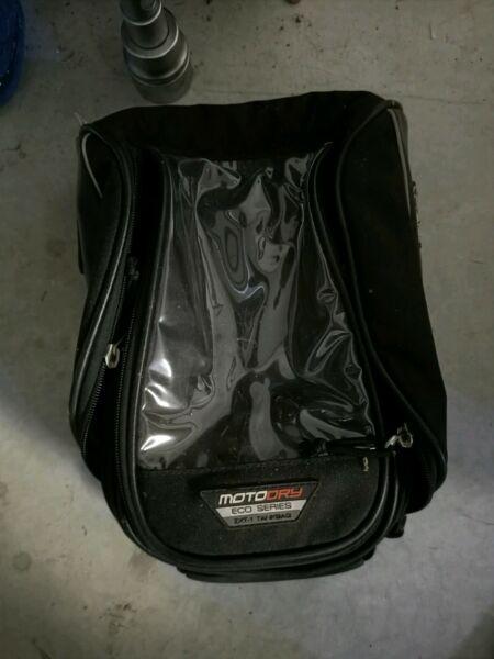Motorcycle magnetic tank bag