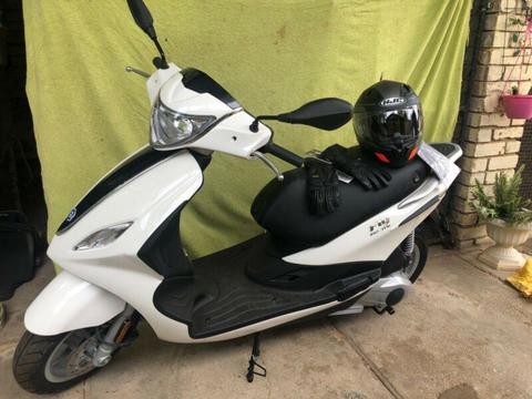 New 2019 piaggi scooter fly 150 v3 all brand new gloves/helmet