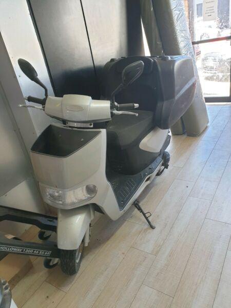 Tonelli scooter with hot box and rego til nov