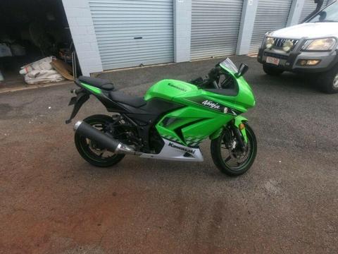 Selling cheap! Kawasaki Ninja 250 Runs perfectly, Needs a bit of love