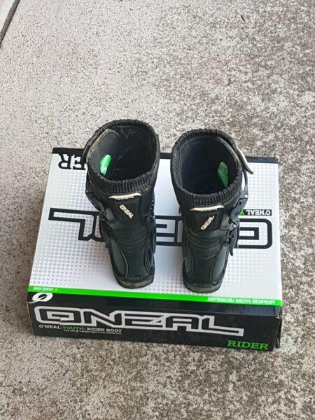 Kids boots size 3