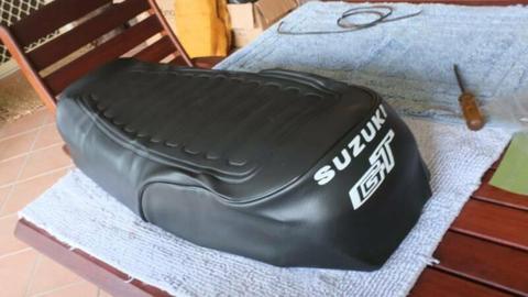 Suzuki GT750 seat