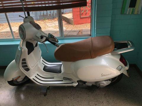 REDUCED - MUST SELL - VESPA GT200 - PEARL WHITE