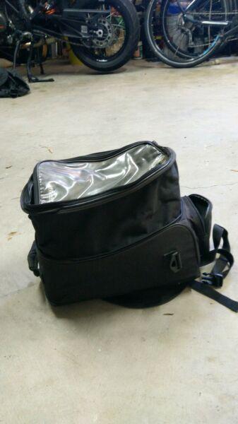 Motorcycle magnetic tank bag
