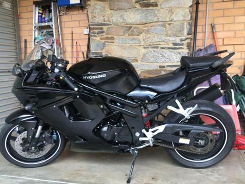 Hyosung gt650 r 2014 low is excellent condition