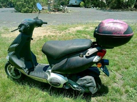 Scooter moped