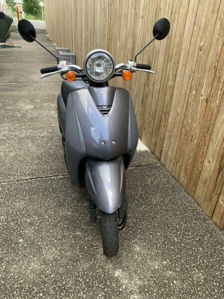 Honda Today 50 scooter 4 stroke so it's clean and green