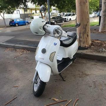 Torino Famosa 125cc Scooter, Great condition with FREE HELMET