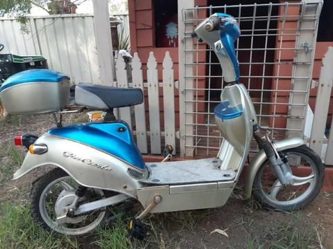 Ride on scooter/moped