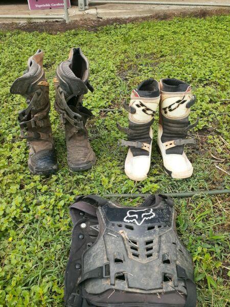 2 x Dirt bike boots & youth safety vest