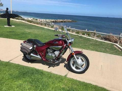 Amazing 250cc Motorbike - Practical and Stylish!