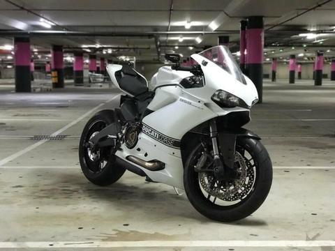 2016 Ducati Panigale 959 White - Only 5400kms